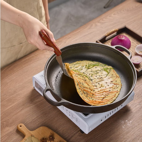 WANGYUANJI 11Cast Iron Wok With Dual Handles And Wooden Lid, Uncoated Frying Pan For Gas And IH, Chinese Thickened Pancake Pan, Stir-frying And IH Universal, With Free Steel Wire Ball Shopway.