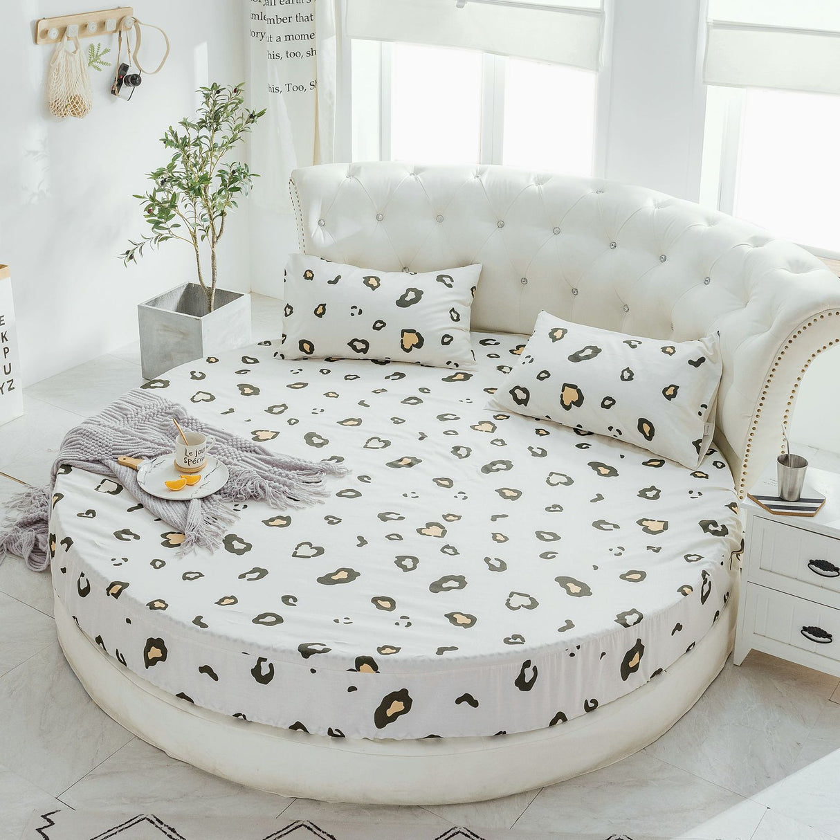 Round bedspread with floral pattern on hotel-style mattress protector, cotton material, 200cmx200cm. Available at Shopway.