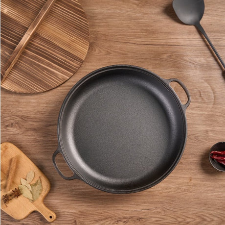 WANGYUANJI 11Cast Iron Wok With Dual Handles And Wooden Lid, Uncoated Frying Pan For Gas And IH, Chinese Thickened Pancake Pan, Stir-frying And IH Universal, With Free Steel Wire Ball Shopway.